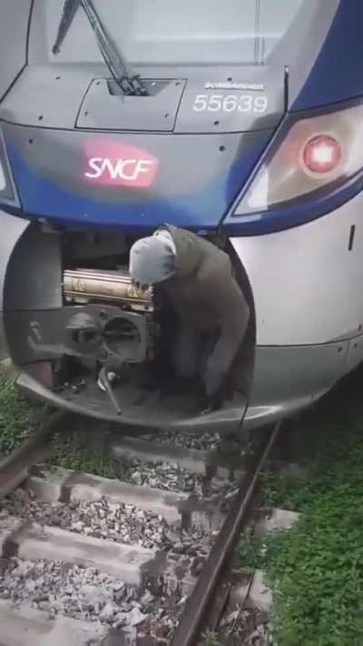 Men hide within the train in Italy and ... just walk away 