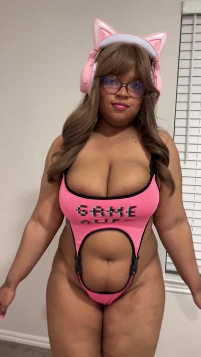 Chubby gamer girl 