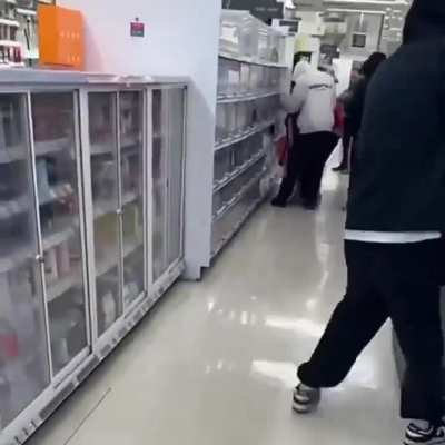 Thieves desperately try to steal locked up merch [x-post from /r/publicfreakout]