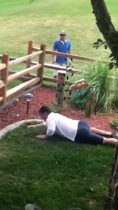 🏌🏼‍♂️🏡 Their dad lays next to any balls that get hit into their backyard.. 💀