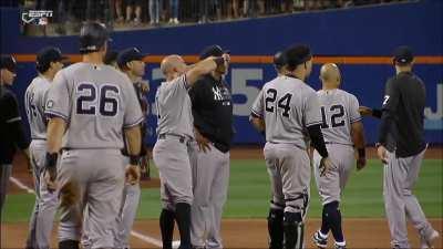 [Highlight] [Highlight] Gardy hits Baez and Lindor with the thumbs down