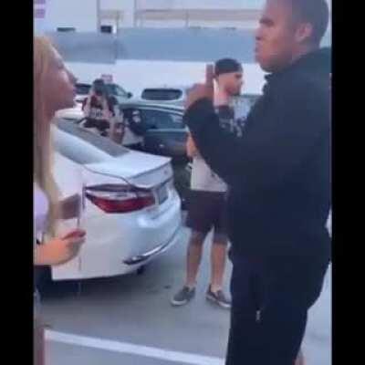 hayvan severlerin onunde hamburger yiyen vatandas