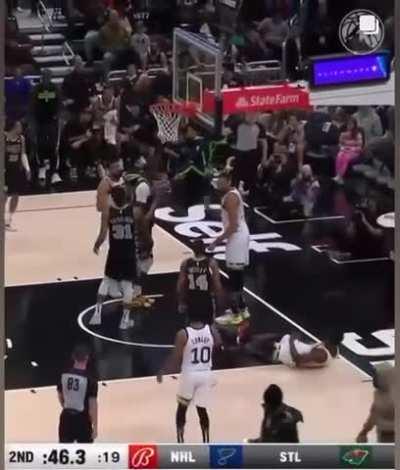 [Highlight] Anthony Edwards backcourt steal, crossover and gorgeous finish through contact