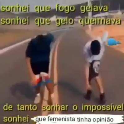 Eu não tenho nada contra feministas que prezam realmente para a igualdade de gênero, Mas para aquelas que fingem que querem isso mais só estão atrás de benefícios, que acham que todo homem é um lixo e coisa e tao... eu quero que vocês morram