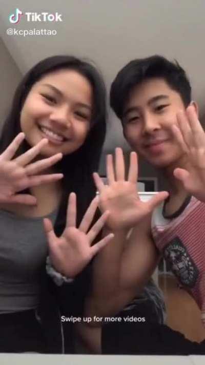 These two are way too in sync, so adorable