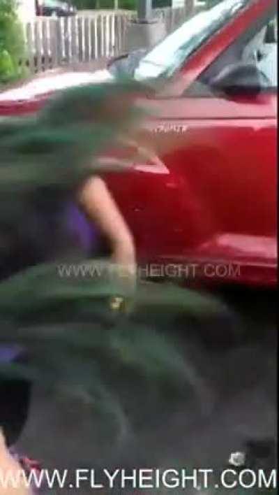 Fight in the parking lot between 2 woman