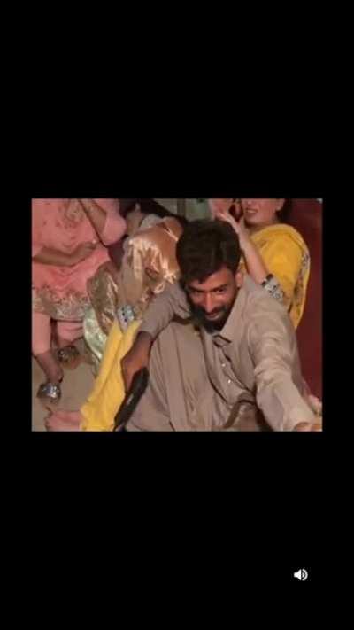 Man shoot in his own hand