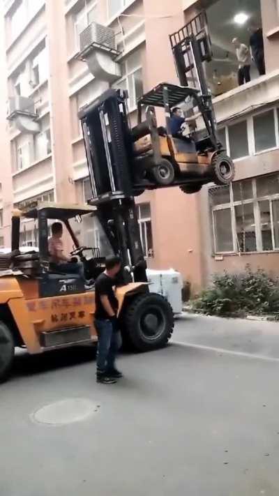 Should have used a third forklift 😅 (this dude in the upper forklift is sooo fucking lucky) 
