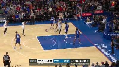 [Highlight] Ben Simmons gets the ball under the basket with his defender recovering from contesting a shot and passes it straight away