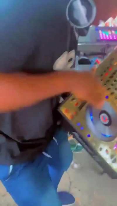 KSI should do this in Viks next dj set.