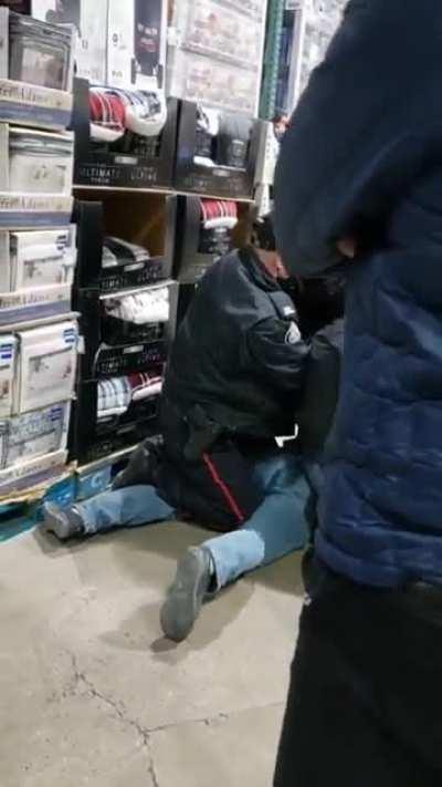 Anti-masker getting escorted out of Costco in Etobicoke