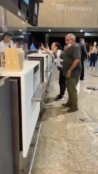 Algumas pessoas ficaram realmente irritadas com a notícia de que voos adiados por causa da chuva não garantem direito a estadia em hotel paga pela companhia aérea...