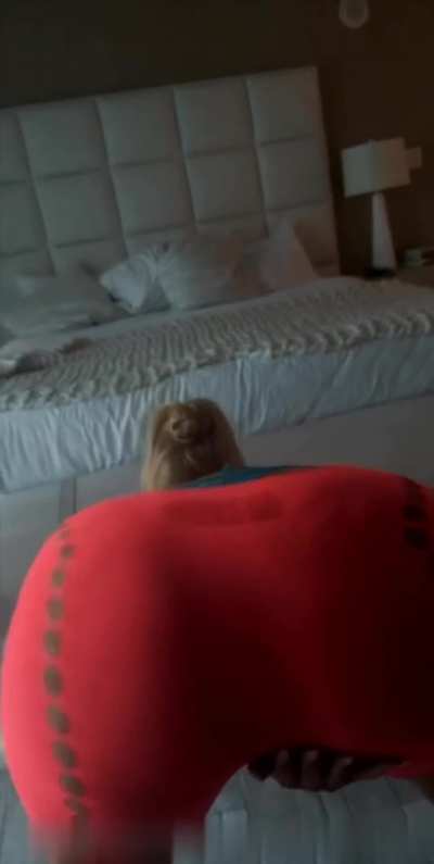 Iggy shaking her ass