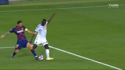 Barcelona 3-0 Napoli: Luis Suarez penalty goal 45+1' [4-1 agg.]