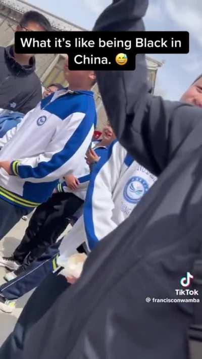 Chinese kids spot a foreigner