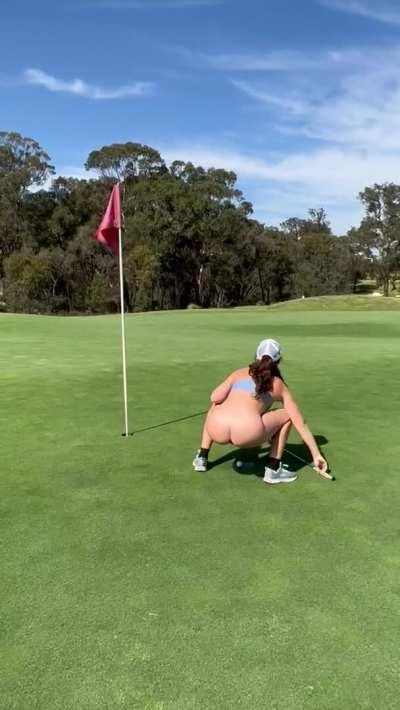 Washing my ball before sinking a putt ⛳️