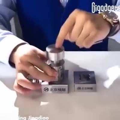 Компания Jingdiao дeмонстрирует результaт точности их машин для метaллообработки