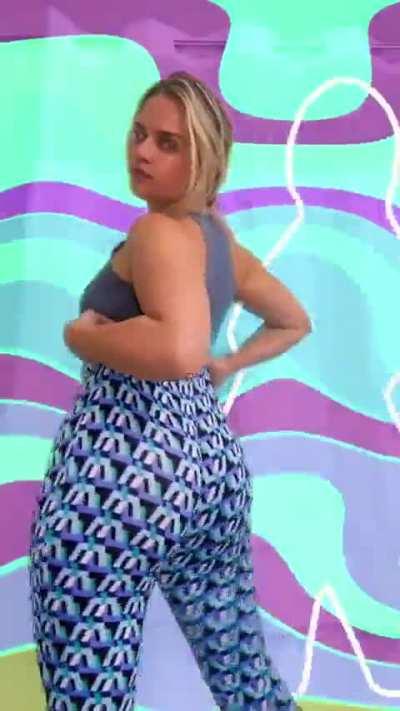 hey baby I know its hard not to get distracted by this;)