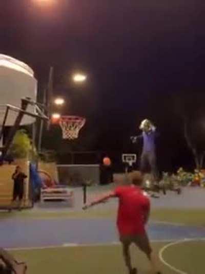 risky basketball player🤣🤣