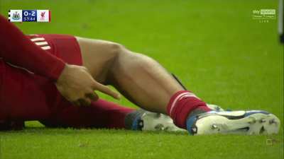 Van Dijk interaction with Gordon after his red card tackle