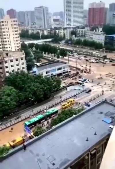 拖出来的公交车玻璃全用黑布盖起来了