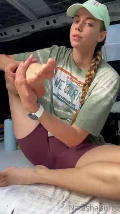 I love how she suck her toes