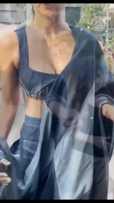 Praise the Cameraman for Showing Milkers of Shilpa Shetty Look this MILF didnt miss the Chance and Dropped her Pallu so we can Jerk around