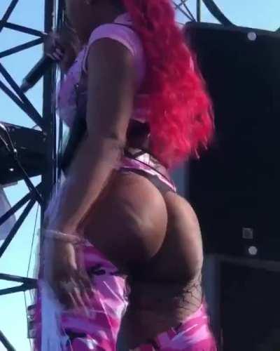 Yaaas Megan 😩🍑 slaaay queen