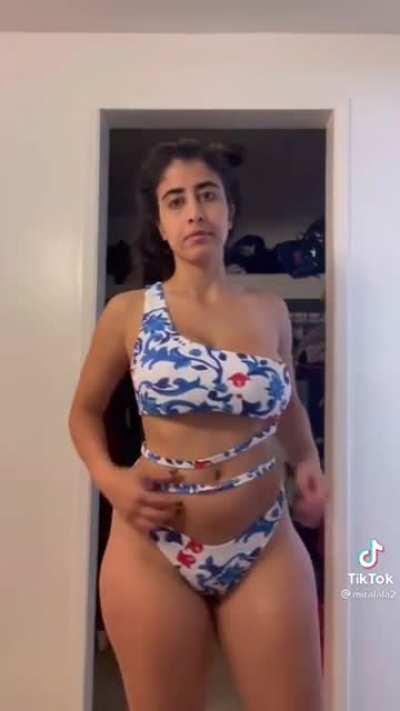 Apple bottomed queen