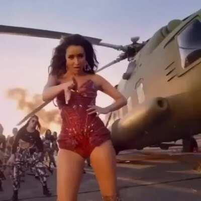 Randi ab panty pehenke nachna suru kardia. Kardo apni gotia khali is bazaru gand pe