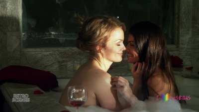 Retro Scenes: Dina Meyer & Lindsay Hartley - 