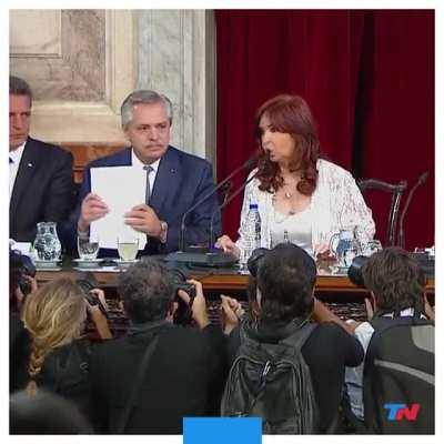 Lo que faltaba, Cristina diciendole dale a alberto para que de el discurso, mientras que alberto estaba tomando agua para hidratarse y dar el discurso