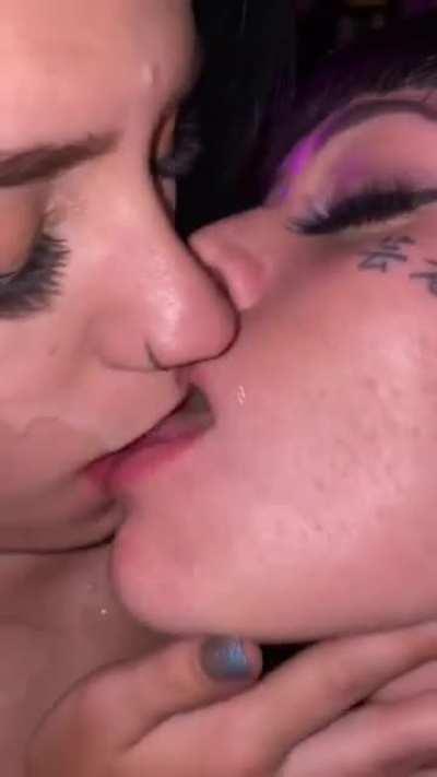 dövmeli gotik kadınlar serisi (sigara içerek sikilen arkadaşının elinden tutup ona destek oluyor)