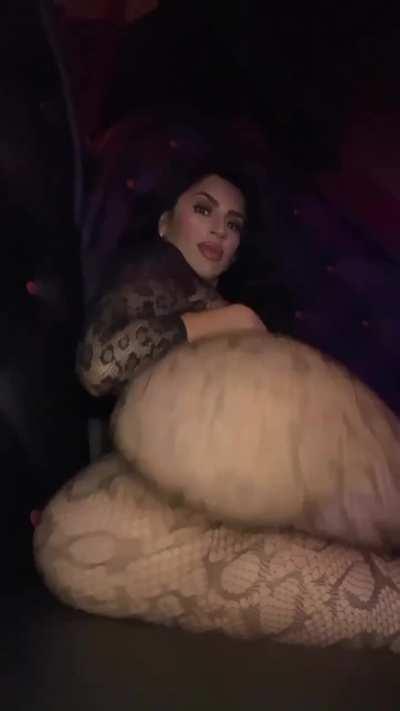 Grab a handful! 😫🍑