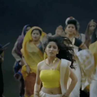 Yami Gautam squeeze her yummy melons 😍