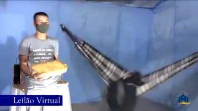 padre numa rede leiloando uma lasanha, esse vídeo é perfeito.