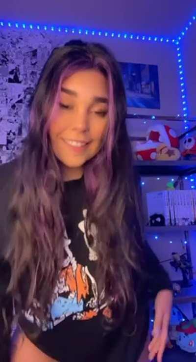 Do you accept nudes from Latinas like me?