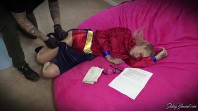 Ultragirl gets chloroformed and exposed by villain (Jolene Hexx)