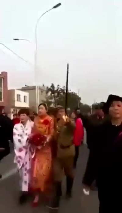 河北廊坊新郎扮日本兵进村抢花姑娘，中蝈人该不会是嘴上谴责日军侵华，其实内心深处非常欢迎被强奸吧，嘴上不要身体挺诚实的😁🤣
