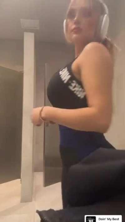 Imaginen que estÃ¡n en el gimnasio y ella te encierra en el baÃ±o y hace esto