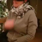 Женщина от страха прижимает к себе собачку, не той стороной