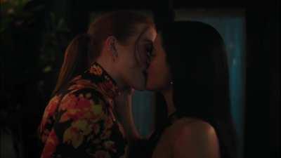 Kissing with Camila + S6E22