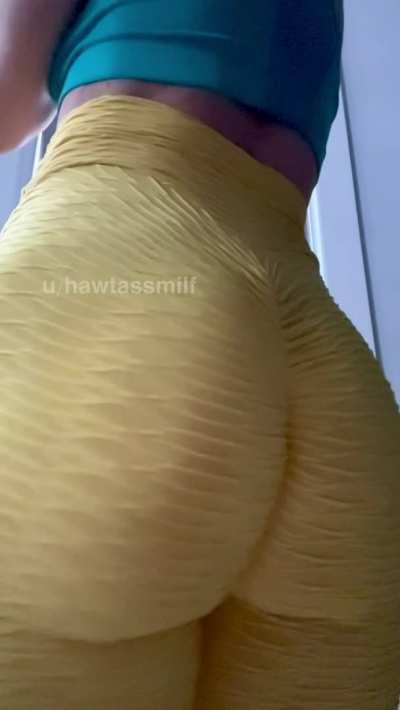 my ass moves like water even when it's stuffed in leggings