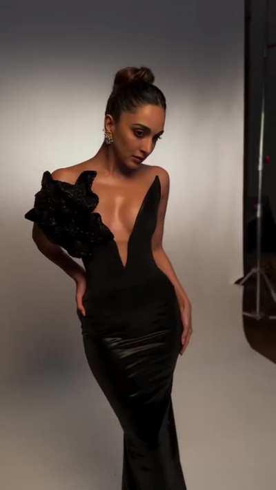 Ultra hot Kiara Advani poses with her cleavage and underarms