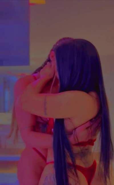 LatinaTongueFight👅