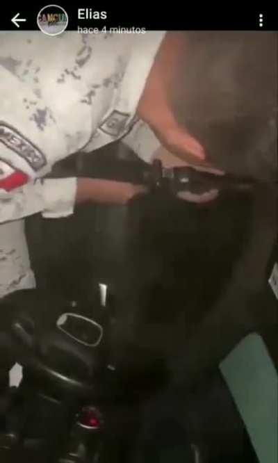 Presunto integrante de GN detona arma al aire desde camioneta; GN ya investiga