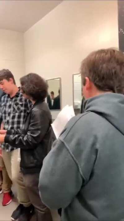 Los pibes después de jugar al Assassins Creed IV