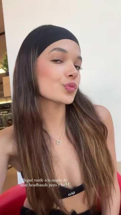 Yo se que no se le ve nada, pero el echo de verla con ese top me dan ganas de jalármela !