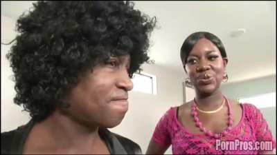 How niggas at r/donkybooties treat phat booty hoez 🤣🤣