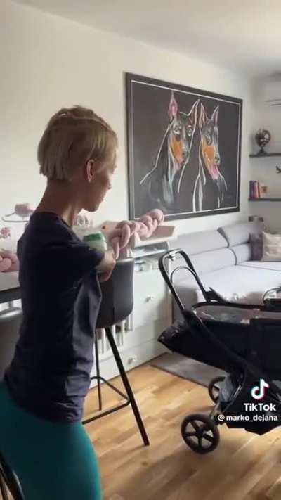 This amazing mama taking care of her baby despite being armless.